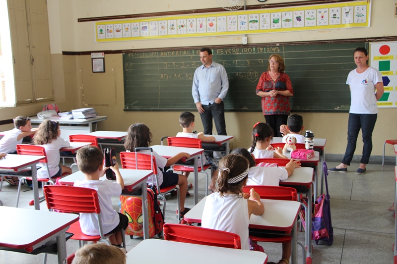 Rodrigo Lopes visita as escolas municipais
