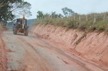 ESTRADAS RURAIS: PREFEITURA DE ANDRADAS DÁ CONTINUIDADE NA MANUTENÇÃO DAS VIAS DE ACESSO AO BAIRRO DOS SECO