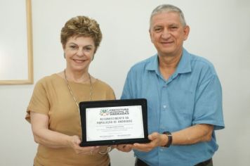 PREFEITA MARGOT PIOLI ENTREGA PLACA DE AGRADECIMENTO AO CÔNEGO SIMÃO