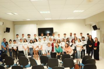 PROJETO JOVENS AGENTES DE TURISMO: PARTICIPANTES RECEBEM CAMISETAS E MATERIAL INFORMATIVO