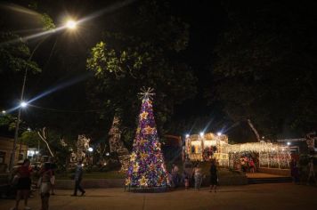 PROJETO NATAL COM ARTE TEM INÍCIO COM A ILUMINAÇÃO E DECORAÇÃO NATALINA NA PRAÇA DR. ALCIDES MOSCONI