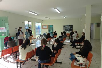 EQUIPE DO CREAS PROMOVE PALESTRA SOBRE AGOSTO LILÁS PARA USUÁRIOS DO POSTO DE SAÚDE DO JARDIM RIO NEGRO