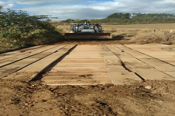 PREFEITURA DE ANDRADAS PROMOVE A MANUTENÇÃO DA PONTE DO BAIRRO DOS MARCUSSI, NA ZONA RURAL