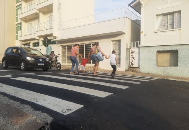 PREFEITURA DE ANDRADAS CONSTRÓI FAIXA ELEVADA DE PEDESTRES NA RUA EDUARDO AMARAL