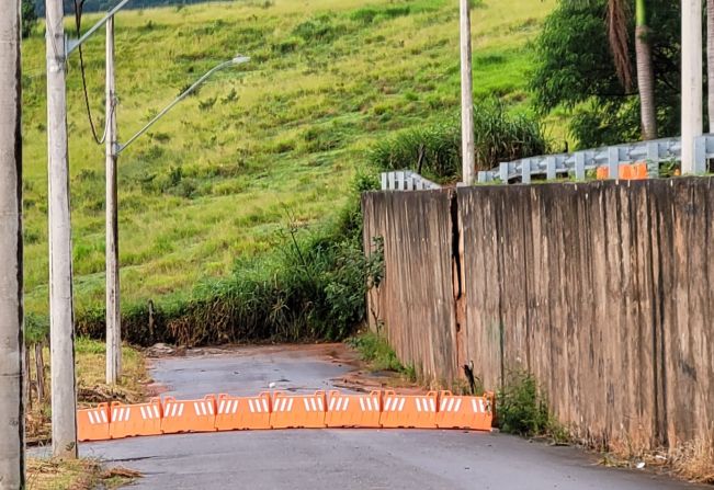 COMUNICADO: TRECHO DA RUA COM MURO DE CONTENÇÃO NO JARDIM MANTIQUEIRA II É INTERDITADO!