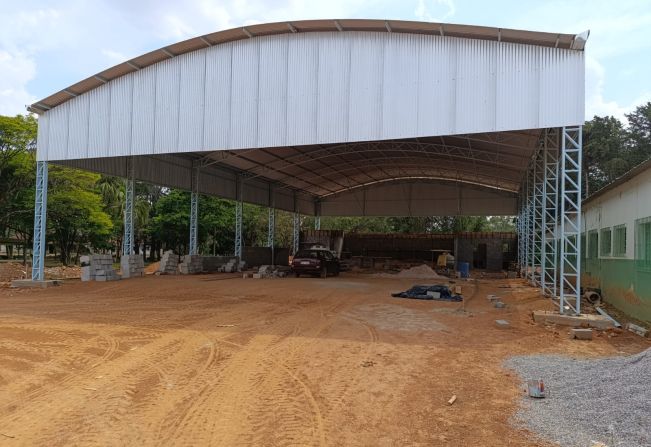 PREFEITURA DE ANDRADAS INVESTE NA CONSTRUÇÃO DE QUADRA ESPORTIVA NA ESCOLA MUNICIPAL “FLORIZA MANIASSI TREVISAN”