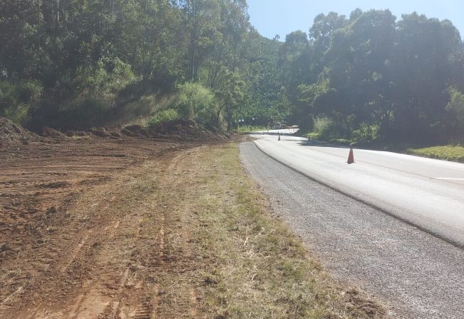 PREFEITURA DE ANDRADAS REALIZA A ABERTURA DE ACEIROS NA SERRA DO CARACOL PARA EVITAR INCÊNDIOS