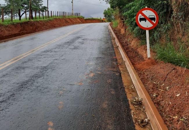 PREFEITURA DE ANDRADAS FINALIZA AS OBRAS DE ASFALTAMENTO DE TRECHO DA ESTRADA DO BAIRRO BELOTO, NA ZONA RURAL