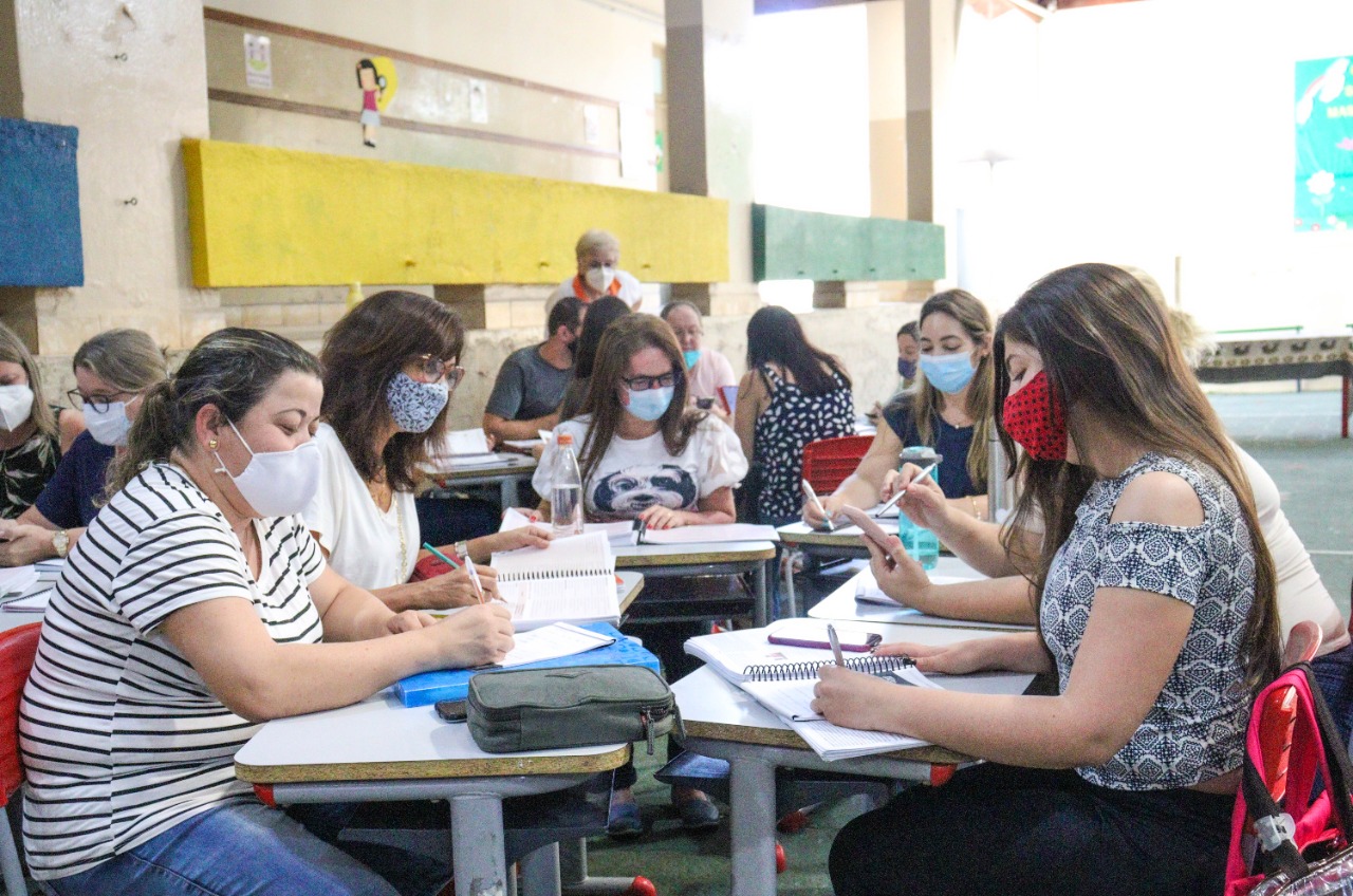 EDUCAÇÃO PROMOVE TREINAMENTO PARA PROFESSORAS E AUXILIARES DE SERVIÇO EDUCACIONAL DA REDE MUNICIPAL