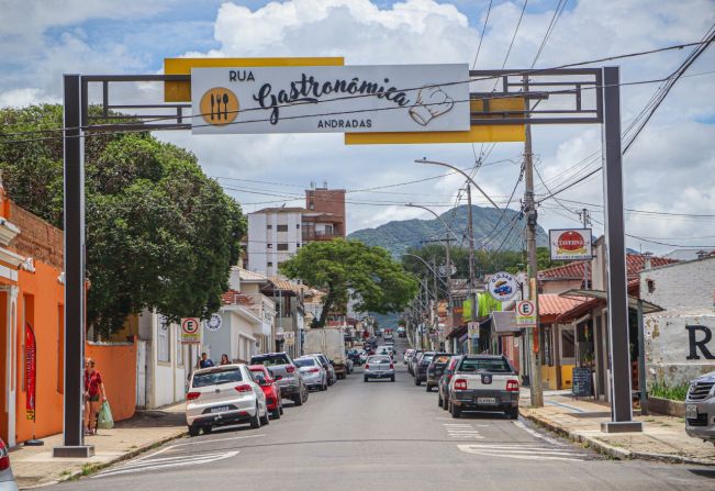 PREFEITURA DE ANDRADAS INSTALA PORTAL GASTRONÔMICO