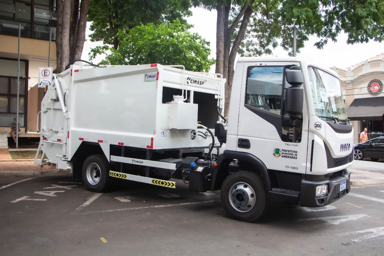 ANDRADAS É CONTEMPLADA COM UM CAMINHÃO COMPACTADOR DE LIXO