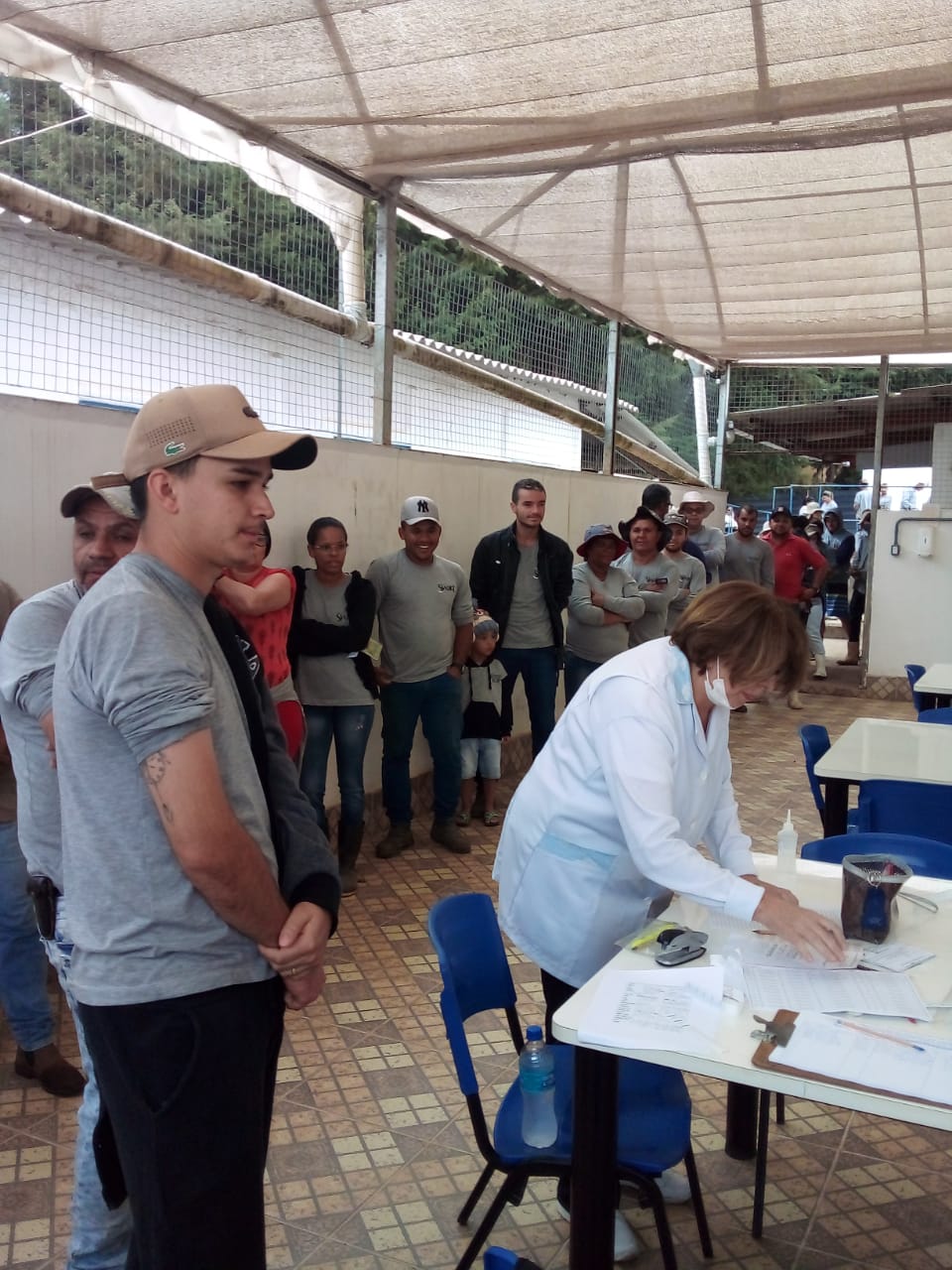 EQUIPE DO MATERNO INFANTIL PROMOVE VACINAÇÃO NAS ROSEIRAS SWART EM ANDRADAS