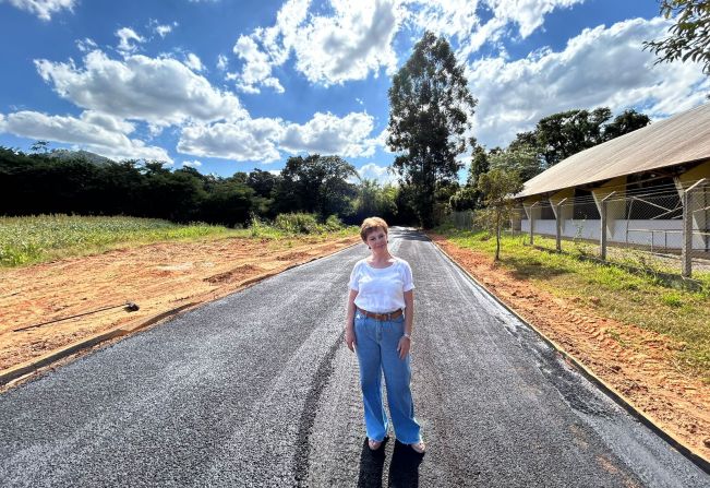 TRECHO DA ESTRADA DA VÁRZEA DO RIGONI É PAVIMENTADO NESTA SEXTA-FEIRA, 03 DE MAIO