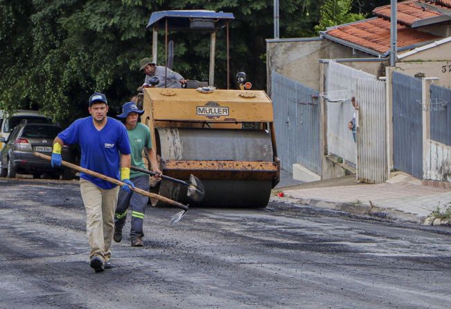 PREFEITURA DE ANDRADAS RETOMA OBRAS DE RECAPEAMENTO E OPERAÇÃO TAPA BURACOS