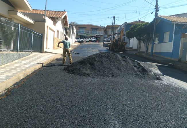 PREFEITURA DE ANDRADAS DÁ CONTINUIDADE À OPERAÇÃO TAPA BURACOS