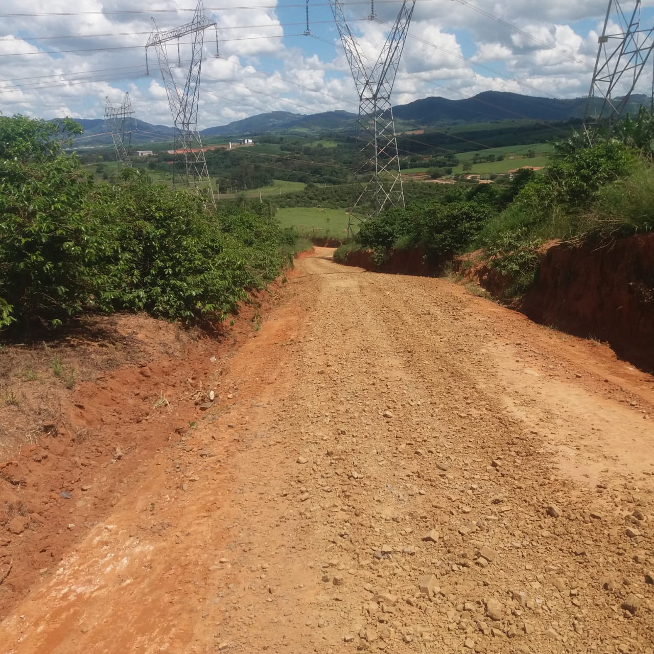 PREFEITURA REALIZA MANUTENÇÃO NA ESTRADAS DOS FAVAS, NA ZONA RURAL