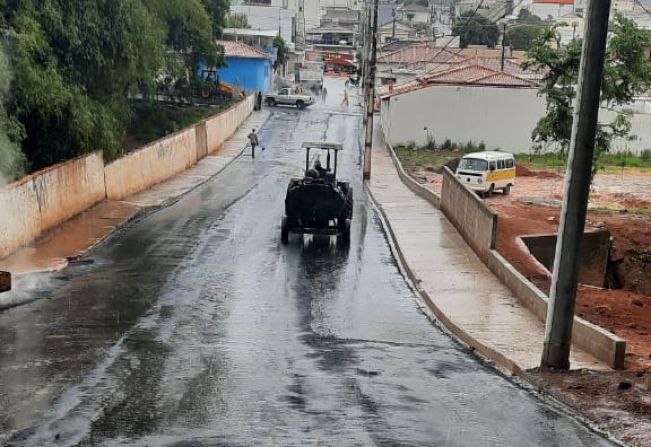 PONTE DE ACESSO AO JARDIM ITÁLIA: PREFEITURA DE ANDRADAS REALIZA A PAVIMENTAÇÃO DA VIA