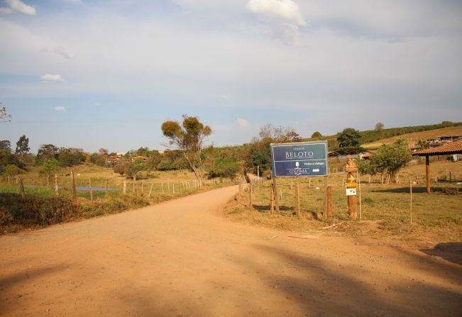 PREFEITURA DE ANDRADAS REALIZA O ASFALTAMENTO DE TRECHO DA ESTRADA DO BAIRRO BELOTO, NA ZONA RURAL