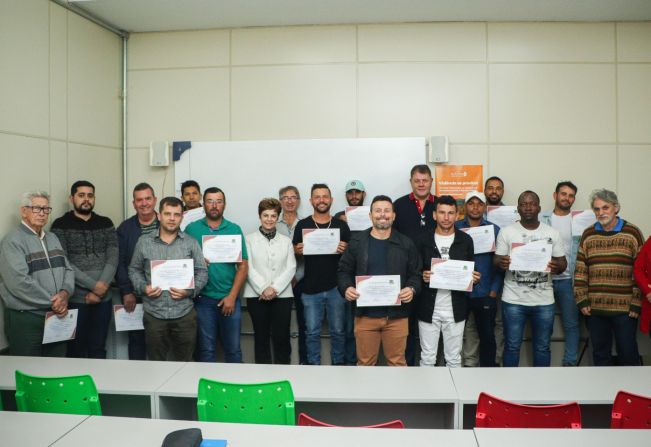 QUALIFICAÇÃO PROFISSIONAL: PREFEITURA DE ANDRADAS FORMA NOVA TURMA DE ELETRICISTAS INDUSTRIAIS