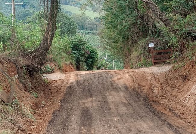 PREFEITURA DE ANDRADAS PROMOVE MELHORIAS NAS ESTRADAS DE ACESSO AOS BAIRROS DOS FELISBERTOS E SERRINHA DO STELA