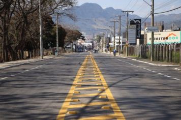 PREFEITURA DE ANDRADAS INSTALA SINALIZADORES NA AVENIDA RICARTI TEIXEIRA