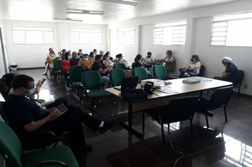 PROFISSIONAIS DE SAÚDE SE REÚNEM PARA DISCUTIR MEDIDAS DE COMBATE À DENGUE